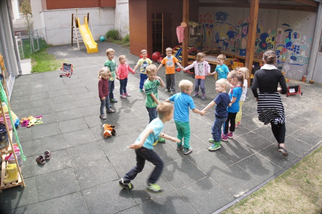 Kreisspiele - Augenblicke | Kindergarten Zellberg