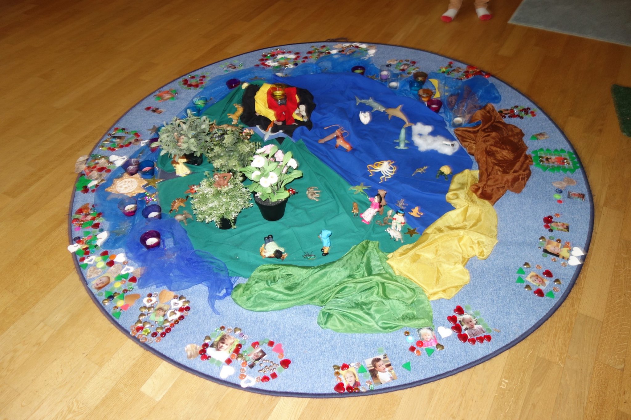 Gott erschafft die Welt Zellberger Zwergenhaus